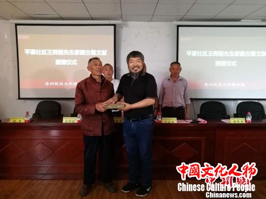 六旬老人向高校图书馆捐赠65册百年古书