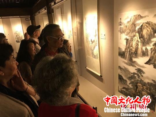 此次巡展展出海派书画院画师书画作品60余幅。 王子涛 摄 此次巡展展出海派书画院画师书画作品60余幅。 王子涛 摄
