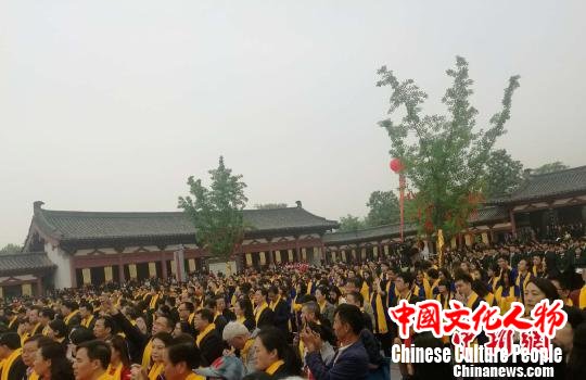 图为4月24日，千余人见证2018年杜甫故里诗词大会启幕。　刘鹏 摄