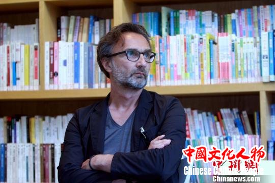 来自瑞士的知名设计师PATRICKRAYMOND。　张道正 摄