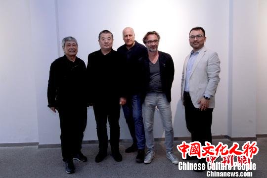 五位国际级评审合影。　张道正 摄