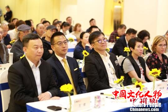 4月26日,第四届“追逐梵高”大赛·东岸全国总决赛暨首届世博艺术季揭幕式在上海举行。世博管理局 供图 4月26日,第四届“追逐梵高”大赛?东岸全国总决赛暨首届世博艺术季揭幕式在上海举行。世博管理局 供图