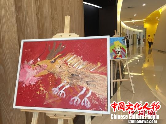 4月26日,第四届“追逐梵高”大赛·东岸全国总决赛暨首届世博艺术季揭幕式在上海举行。 郑莹莹 摄 4月26日,第四届“追逐梵高”大赛·东岸全国总决赛暨首届世博艺术季揭幕式在上海举行。 郑莹莹 摄