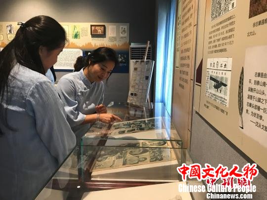 展览展出近200张图片及100多件实物展品 索有为 摄