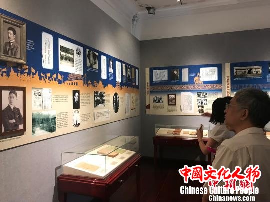 《鲁迅·徐志摩——呐喊与歌唱的人生》开展 索有为 摄