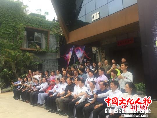 图为众多海内外知名艺术家在展览现场合影留念。　宋秀杰 摄