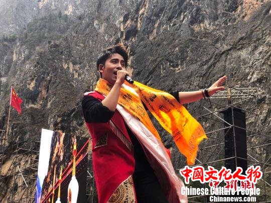 图为扎西顿珠登台献唱 张丹 摄 图为扎西顿珠登台献唱 张丹 摄