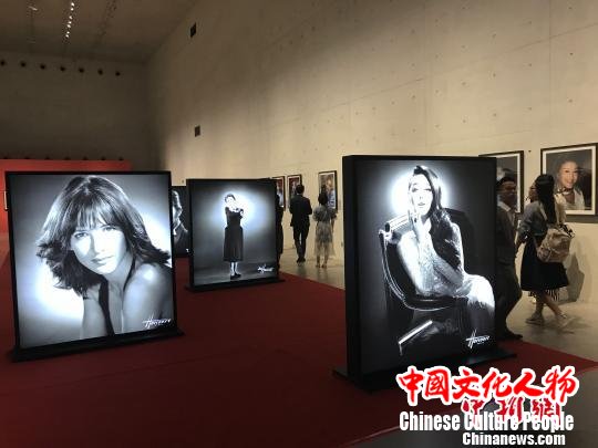 非凡——巴黎顾雅工作室女性肖像展现场。 邓霞 摄 非凡——巴黎顾雅工作室女性肖像展现场。 邓霞 摄