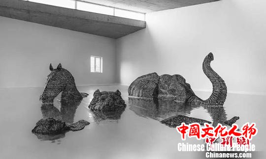 艺术北京博览会参展作品,郑路用不锈钢、漆创作的《普渡》。 马海燕 摄 艺术北京博览会参展作品,郑路用不锈钢、漆创作的《普渡》。 马海燕 摄