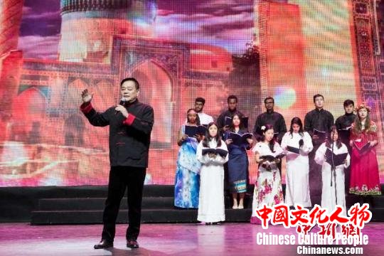 “丝路青年读丝路朗诵大会”日前在北京举办,图为王正伟及外国留学生现场朗诵丝路精神——《通往撒马尔罕的金色旅程》。主办方供图 “丝路青年读丝路朗诵大会”日前在北京举办,图为王正伟及外国留学生现场朗诵丝路精神——《通往撒马尔罕的金色旅程》。主办方供图