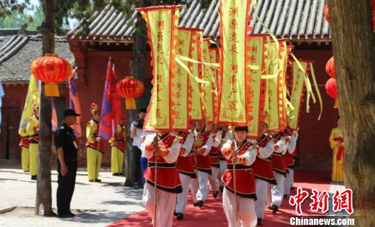 上午十一点，隆重的传统古庙会的传统祭祀水神仪式在水神庙明应王殿前举行。 洪洞广胜寺景区供图