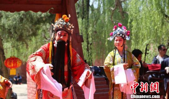 祭明应王水神仪式，是每年“广胜寺”庙会的重头戏。即有庙祀，释力空《霍山志》载，广胜下寺前有水涌出，名曰“霍泉”。在李唐贞观时，即为洪、赵二县之水利，水神庙明应王殿前保存的元延佑六年(1318)《重修明应王庙碑》描述祭祀盛会情形，“每岁三月中旬八，居民以今节为期，适当群卉含英、彝伦修时也，远而城镇，近而村落，贵者以轮蹄，下者以杖履，挚妻子，舆老赢而至者，可胜既哉，争以酒者香低，聊苔神惠，而两渠之助，乐艺牲币，献礼相与，娱乐数日，极其魇饫”。这种祀神习俗完好地传承至今。洪洞广胜寺景区供图