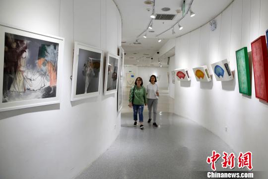 北京青年美展在水立方开幕“80后”画家描绘冬奥画卷