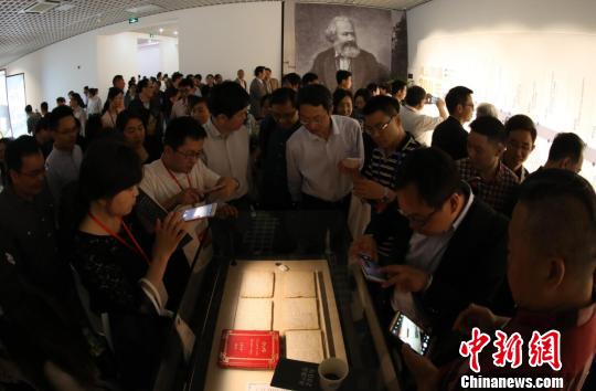 此次展览受到了观众的热烈反响。 泱波 摄 此次展览受到了观众的热烈反响。 泱波 摄