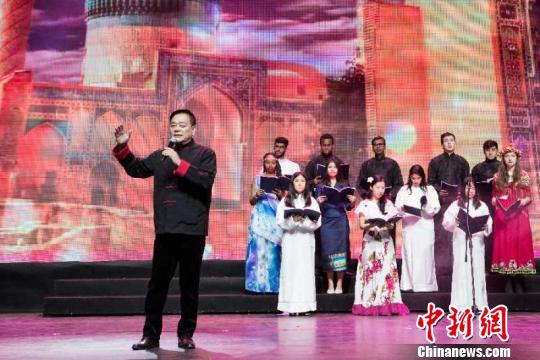 “丝路青年读丝路朗诵大会”日前在北京举办,图为王正伟及外国留学生现场朗诵丝路精神——《通往撒马尔罕的金色旅程》。主办方供图 “丝路青年读丝路朗诵大会”日前在北京举办,图为王正伟及外国留学生现场朗诵丝路精神——《通往撒马尔罕的金色旅程》。主办方供图