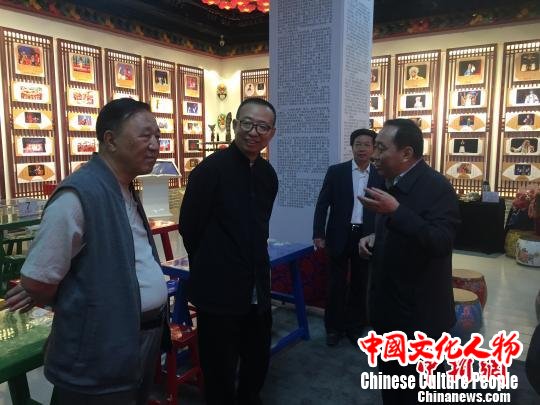 中国文联副主席、中国民间文艺家协会主席潘鲁生参观山西工美集团。主办方提供 中国文联副主席、中国民间文艺家协会主席潘鲁生参观山西工美集团。主办方提供