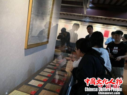 全球2200种中外版《共产党宣言》上海首展”吸引众多游客 陈静 摄 全球2200种中外版《共产党宣言》上海首展”吸引众多游客 陈静 摄