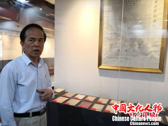 范强鸣精心制作的《共产党宣言》“字画”。 陈静 摄 范强鸣精心制作的《共产党宣言》“字画”。 陈静 摄