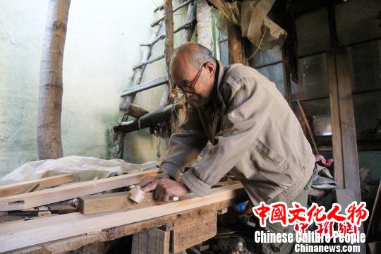 自18岁开始学习明式家具制作工艺,徐光祥与木头结伴近50年。徐光祥介绍说,该技艺由明初山西工匠带入济南市董家镇,在当地传承发展了几百年,保留了中国古代家具制作技艺中大量优秀木工工艺。图为徐光祥在刨木块。 郝学娟 摄 自18岁开始学习明式家具制作工艺,徐光祥与木头结伴近50年。徐光祥介绍说,该技艺由明初山西工匠带入济南市董家镇,在当地传承发展了几百年,保留了中国古代家具制作技艺中大量优秀木工工艺。图为徐光祥在刨木块。 郝学娟 摄