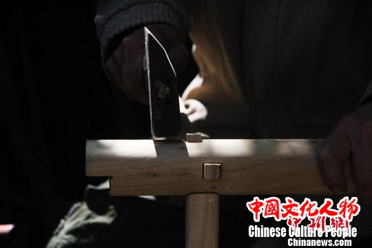 据了解,徐光祥已掌握30余种榫卯结构制作技艺。图为徐光祥组合榫卯结构桌腿。 郝学娟 摄 据了解,徐光祥已掌握30余种榫卯结构制作技艺。图为徐光祥组合榫卯结构桌腿。 郝学娟 摄