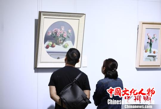 现场观众观看油画展 邢翀 摄 现场观众观看油画展 邢翀 摄