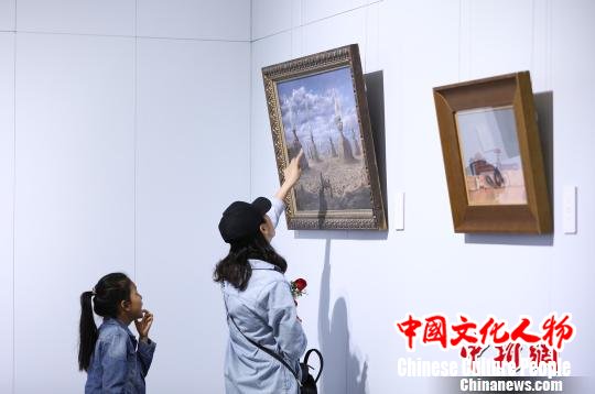 现场观众观看油画展 邢翀 摄 现场观众观看油画展 邢翀 摄