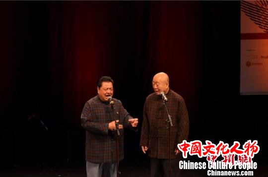 “neo leben她的笑容——北京曲艺家协会专场”活动由相声大师李金斗、李建华压轴，经典作品《欢歌笑语》为柏林的女性精英们带来了无限的“欢声笑语”。主办方供图