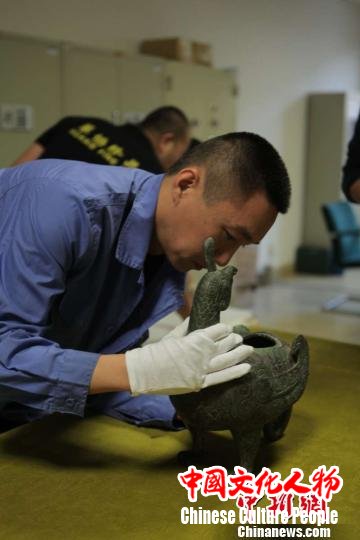 9日，在参加了为期10天的北京大学120周年校庆特展《寻真——北京大学考古教学与科研成果展》后，被誉为山西博物院“镇馆之宝”的晋侯鸟尊平安返回太原市，此次随晋侯鸟尊返回的还有其尾部象鼻本身残缺的残件。山西博物院供图