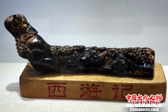 参展海柳雕艺术精品《西游记》。　记者刘可耕 摄