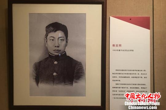 1903年摄于东京弘文学院的断发照,是现存最早的鲁迅单人照。 王笈 摄 1903年摄于东京弘文学院的断发照,是现存最早的鲁迅单人照。 王笈 摄