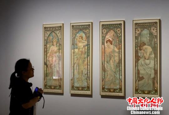 图为市民观赏“穆夏？欧洲新艺术运动瑰宝”展览。　泱波 摄