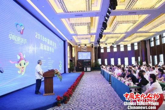 中国儿童文学研究会会长、中国童话节筹备组委员会主任庄正华致辞。主办方供图