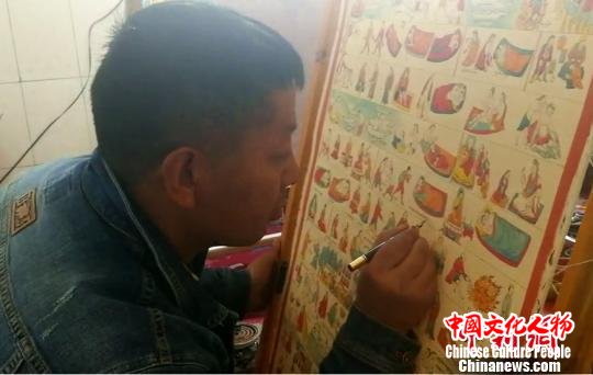 达瓦顿珠正在绘制藏医药唐卡 赵延 摄