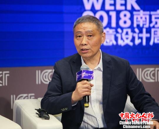 非遗文化保护专家现场为传统手工艺发展前景支招。　景涵 摄