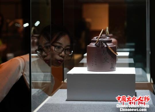 观众在现场观看展览 杜洋 摄 观众在现场观看展览 杜洋 摄