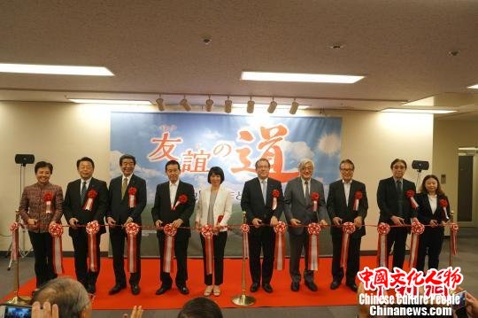 嘉宾剪彩。　东友 摄