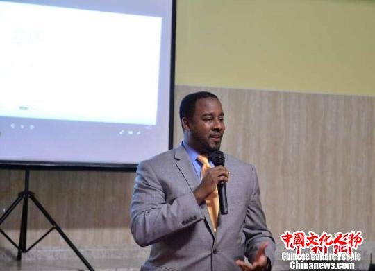 罗利市副市长Corey Branch在招待会上致辞。展方供图