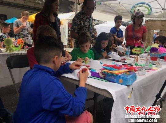 美国罗利艺术节中展现中华魅力：南京秦淮灯彩引“围观”