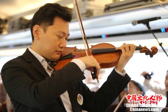 五月音乐节公益演出六把小提琴奏响“复兴号”京津列车