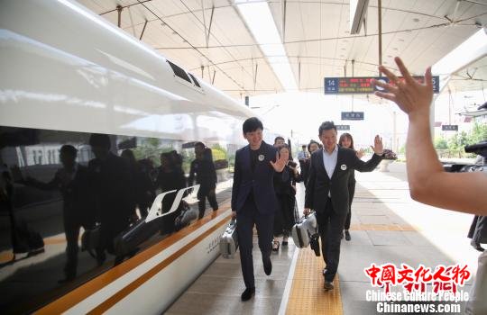 艺术家们准备登上“复兴号”表演 牛小北 摄