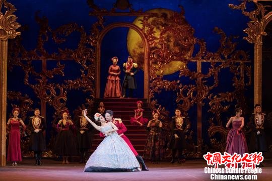 音乐剧《灰姑娘》中文版还首度启用了虚拟乐团技术。剧方供图