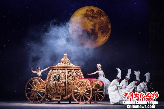 华丽的场景和魔术效果让观众席不时传来阵阵惊叹声。剧方供图