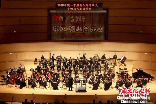 图为越南国家交响乐团演奏 钟欣 摄