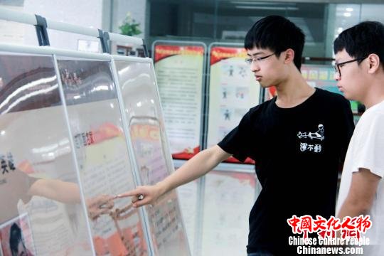 图为武科大同学参观巡展 陈孖川 摄