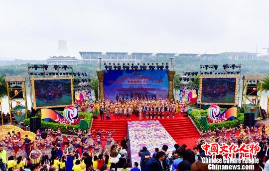 资料图：广西壮族“三月三”歌台。　陈峰 摄