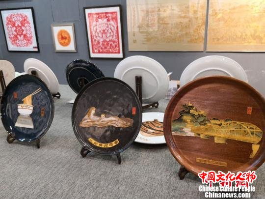 当日，共展出唐卡、砖雕、剪纸、刺绣、木雕、洮砚、染缬等7个非遗项目400余件作品。　丁思 摄