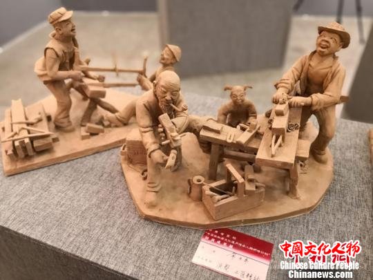 本次展览的参展作品覆盖了培训所涉及到的全部项目，制作者既有国家级、省级代表性传承人，也有普通的非遗爱好者、入门者。　丁思 摄