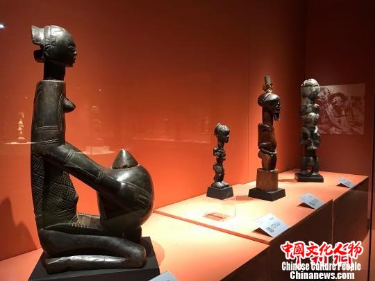 图为“走进非洲——中非珍品雕像艺术展”展品。　钟旖 摄
