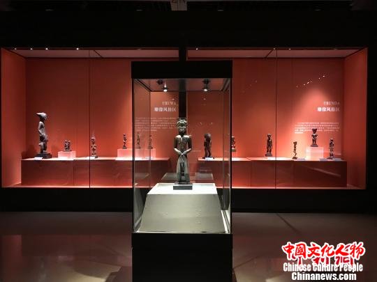 图为“走进非洲——中非珍品雕像艺术展”展品。　钟旖 摄