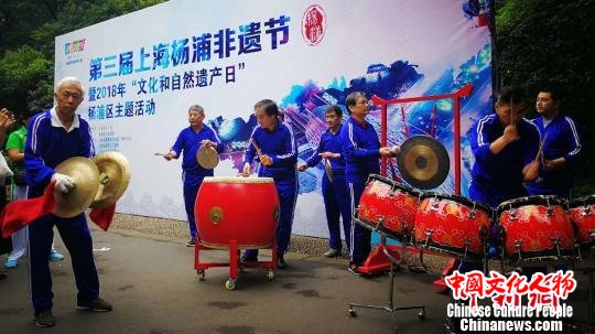 上海工人大锣鼓表演。　沈佳辉 摄